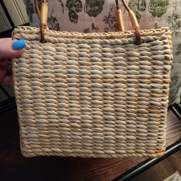 Stylish Woven Handbag with Floral Accents - Picture 4 of 6